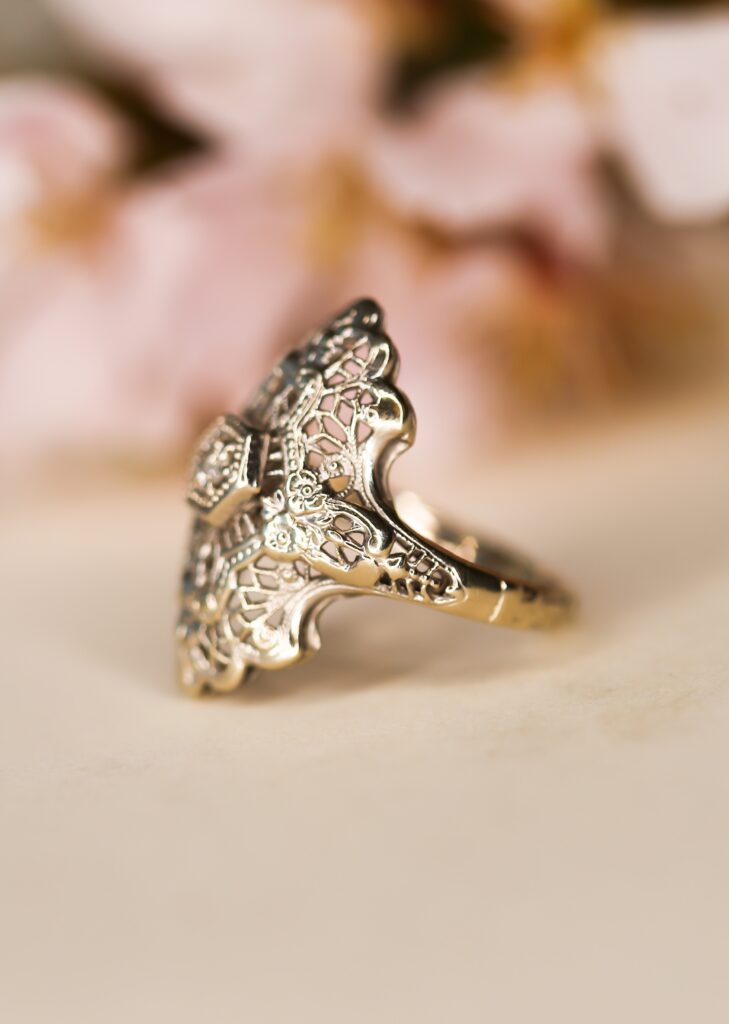 Gold store filigree ring